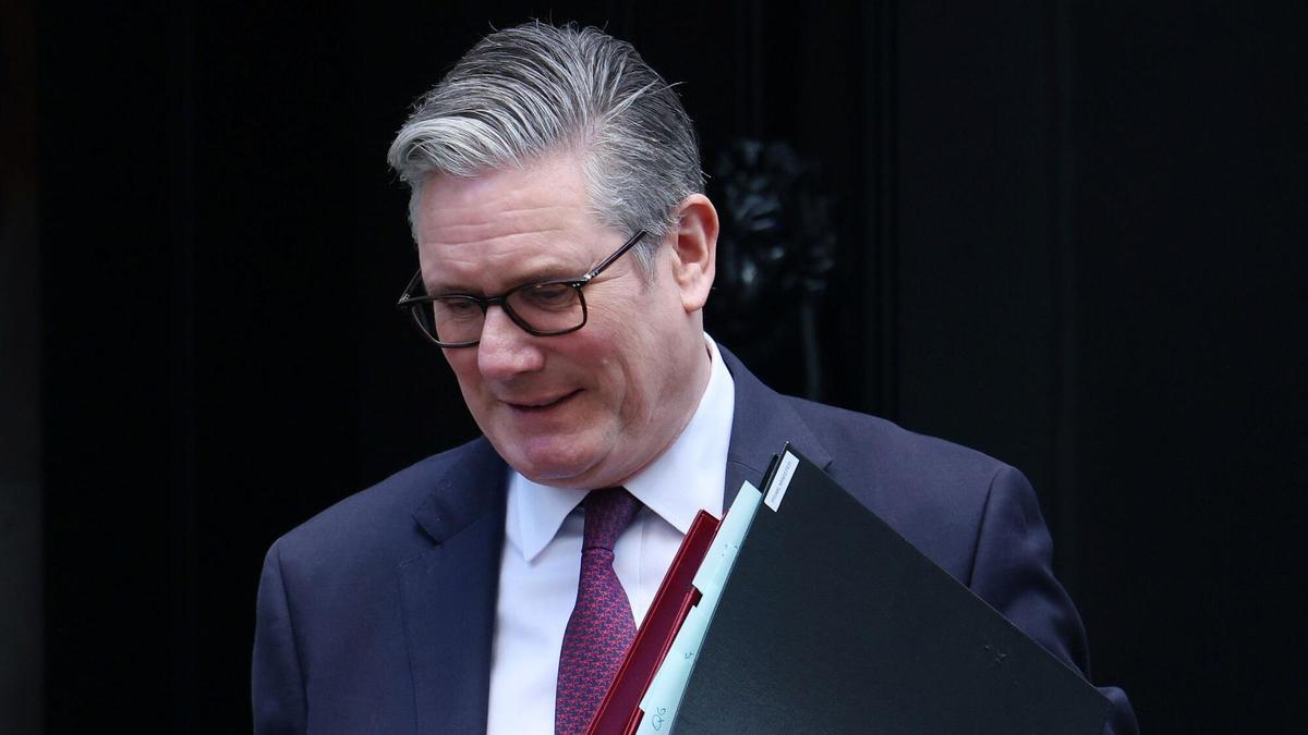El primer ministro británico, Keir Starmer, abandona el número 10 de Downing Street para dirigirse al Parlamento el pasado 4 de febrero.