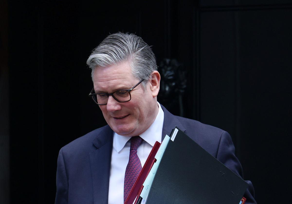 El primer ministro británico, Keir Starmer, abandona el número 10 de Downing Street para dirigirse al Parlamento el pasado 4 de febrero.