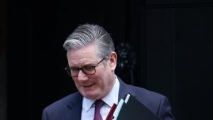 El primer ministro británico, Keir Starmer, abandona el número 10 de Downing Street para dirigirse al Parlamento el pasado 4 de febrero.