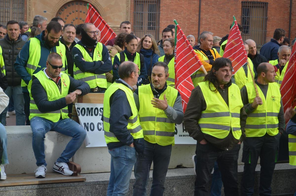 GALERÍA | La concentración de agricultores y ganaderos ante los juzgados de Benavente, en imágenes