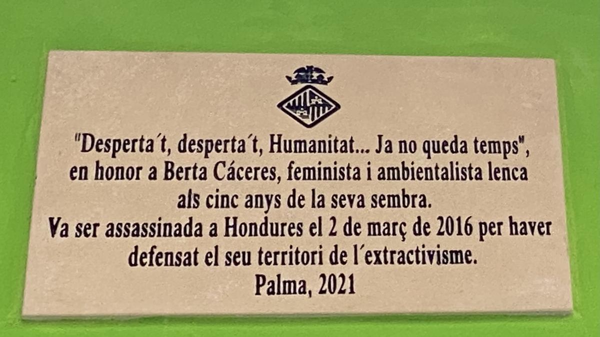 Placa en recuerdo de Berta Cáceres que corona el mural