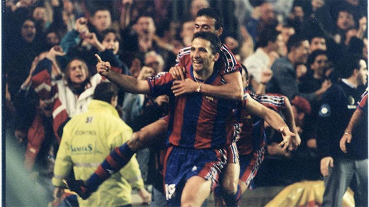 Luis Enrique abraza a Pizzi