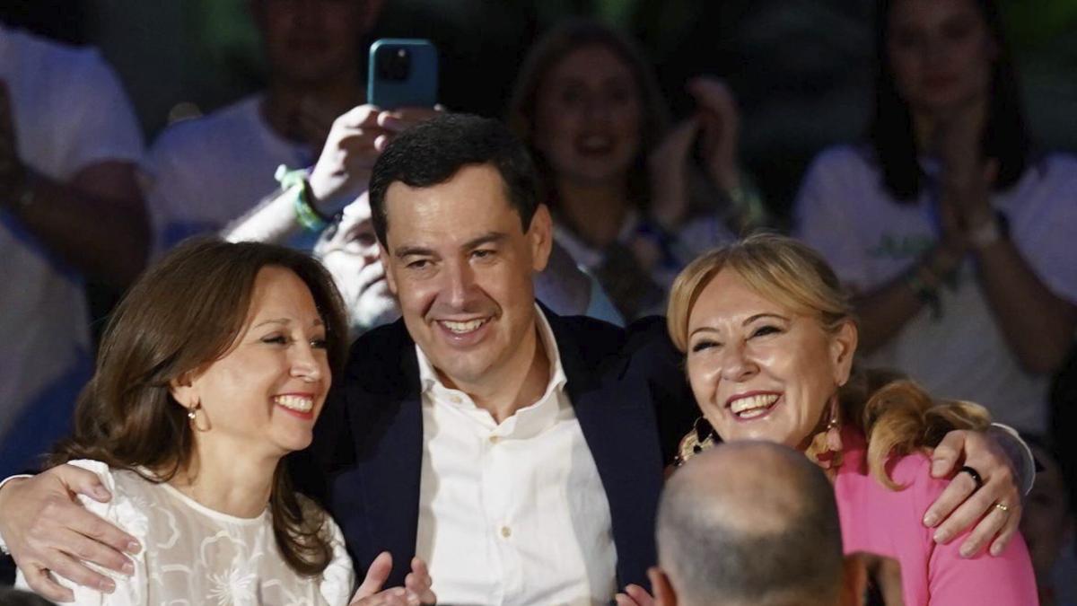 Juanma Moreno, en el cierre de campaña con Patricia Navarro y Carolina España.