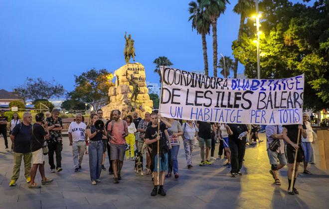 FOTOS | Activistas por la vivienda se reúnen en la plaza de España de Palma y descartan una acampada «si no sirve para avanzar»