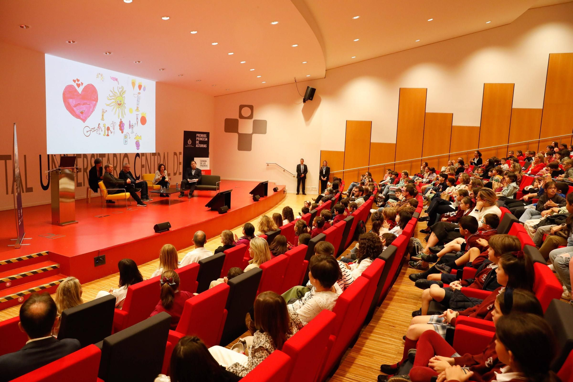 Tres de los galardonados con el premio "Princesa" de Investigación Científica y Técnica dan una charla a escolares asturianos en el HUCA.