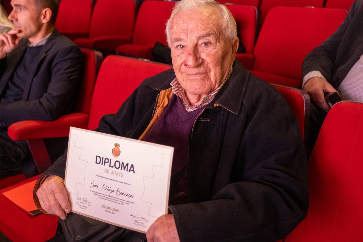 Sentido homenaje a los abonados del Mallorca con más de medio siglo de fidelidad.