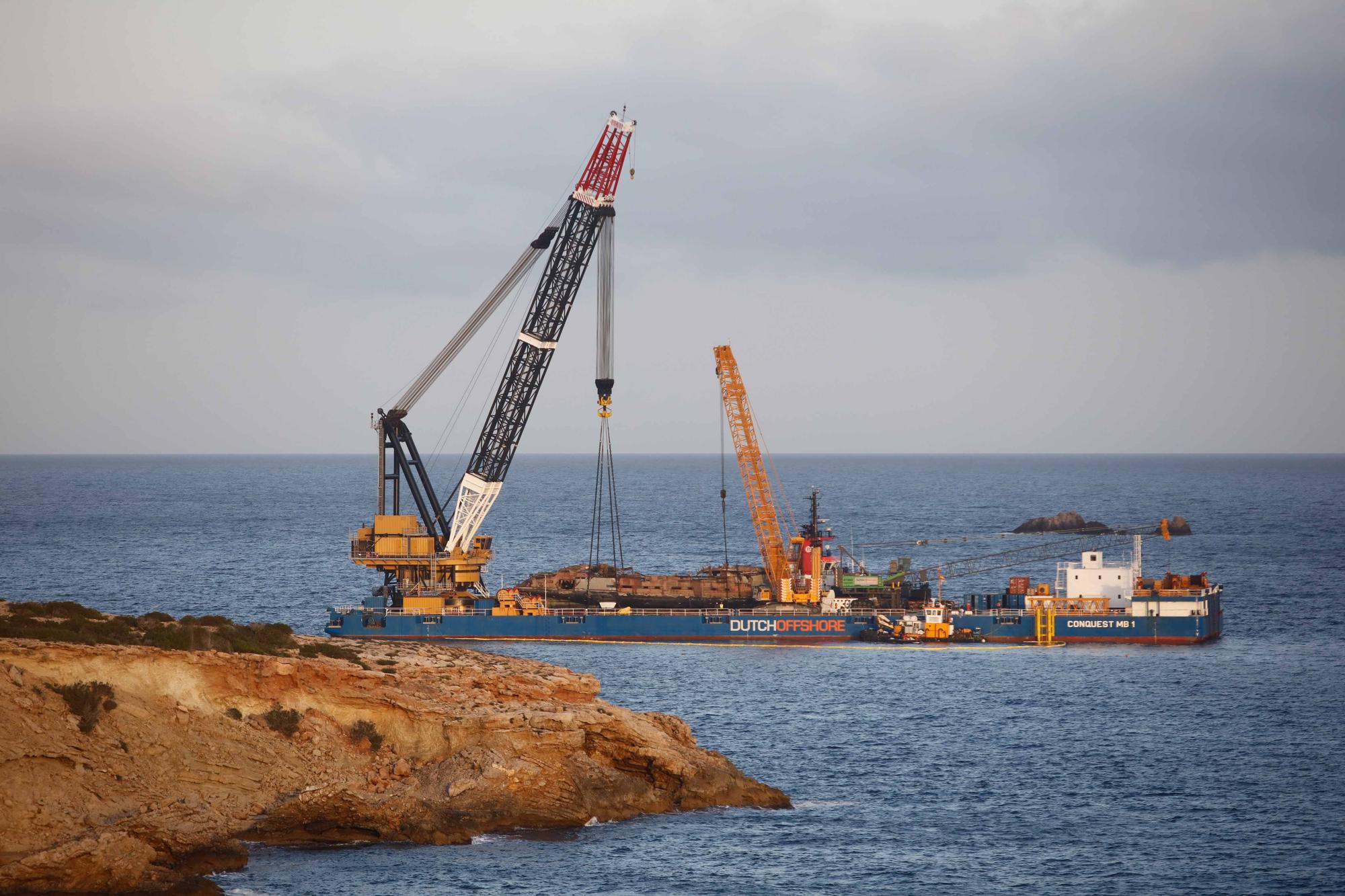 Finaliza el reflotamiento del yate de lujo hundido en Ibiza