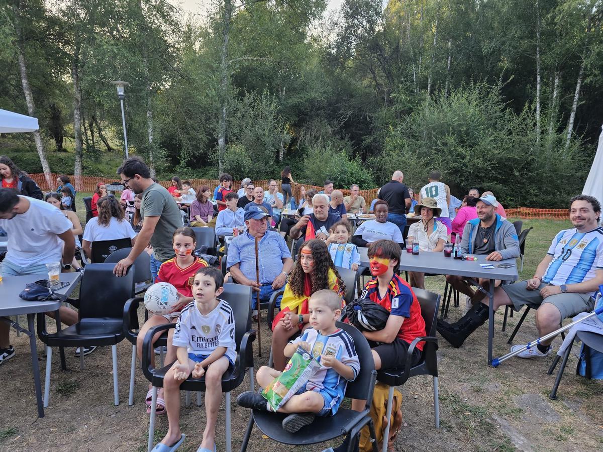 La familia vivió con el resto de la aldea la final del Mundial.