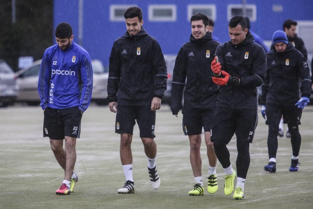 Entrenamiento a puerta cerrada del Real Oviedo en El Requexón con la novedad de la incorporación de Borja Domínguez