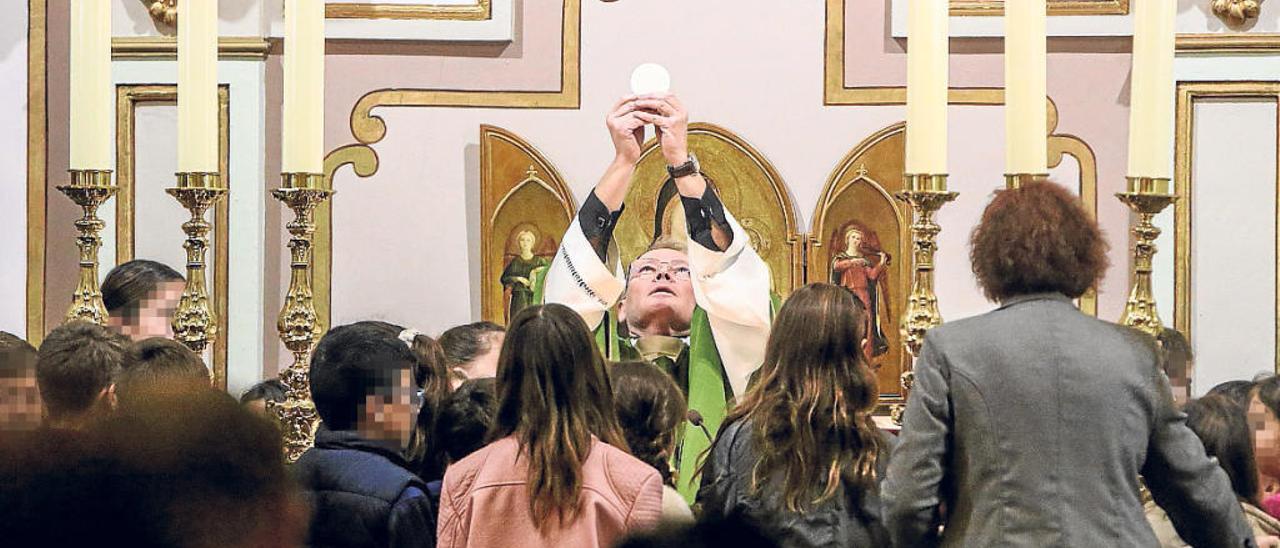 El cura de l&#039;Alfàs del Pi, en la misa que celebró el domingo.