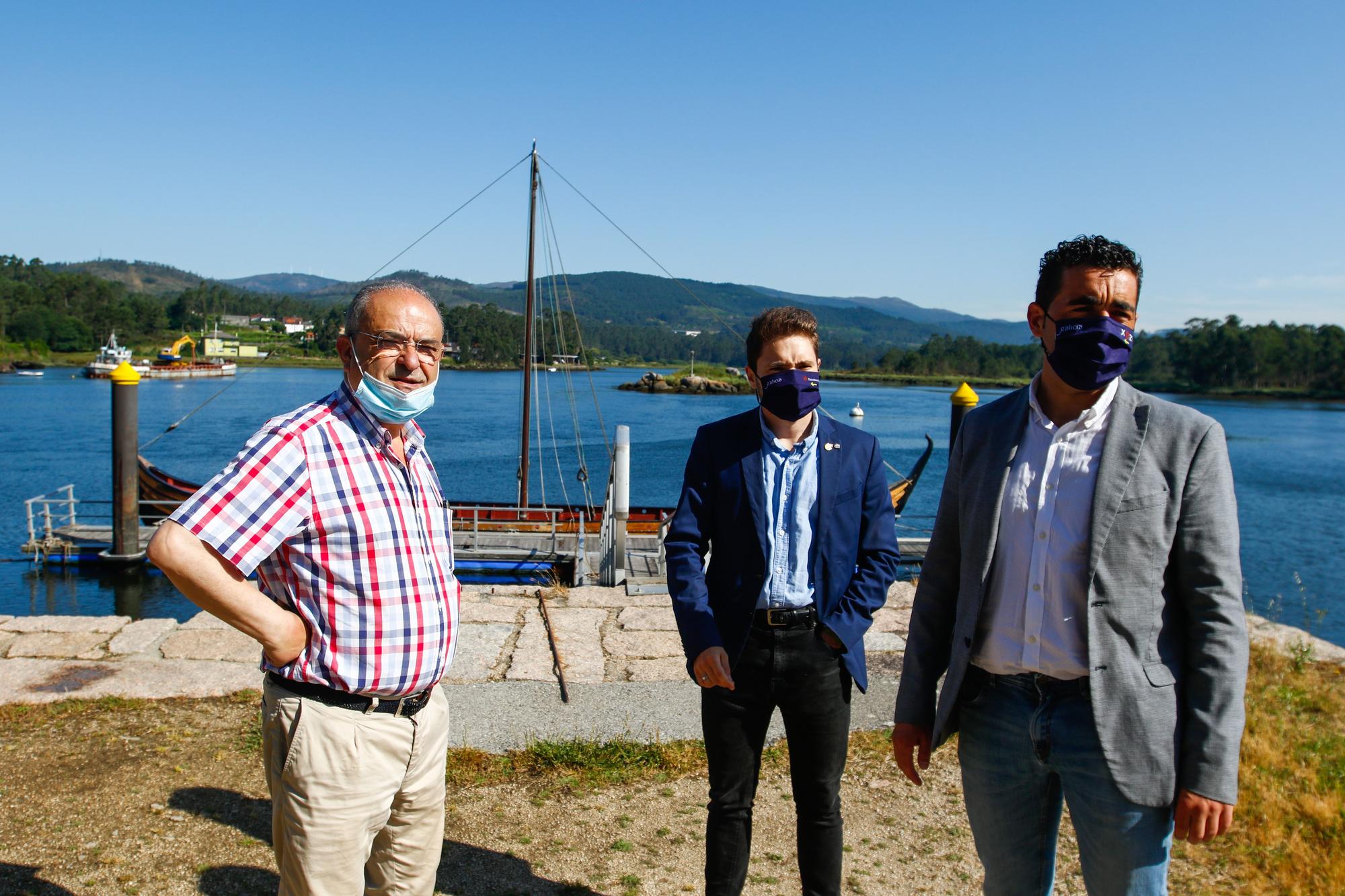 Alberto García, Iván Caamaño y Luis López, en la zona del embarcadero.