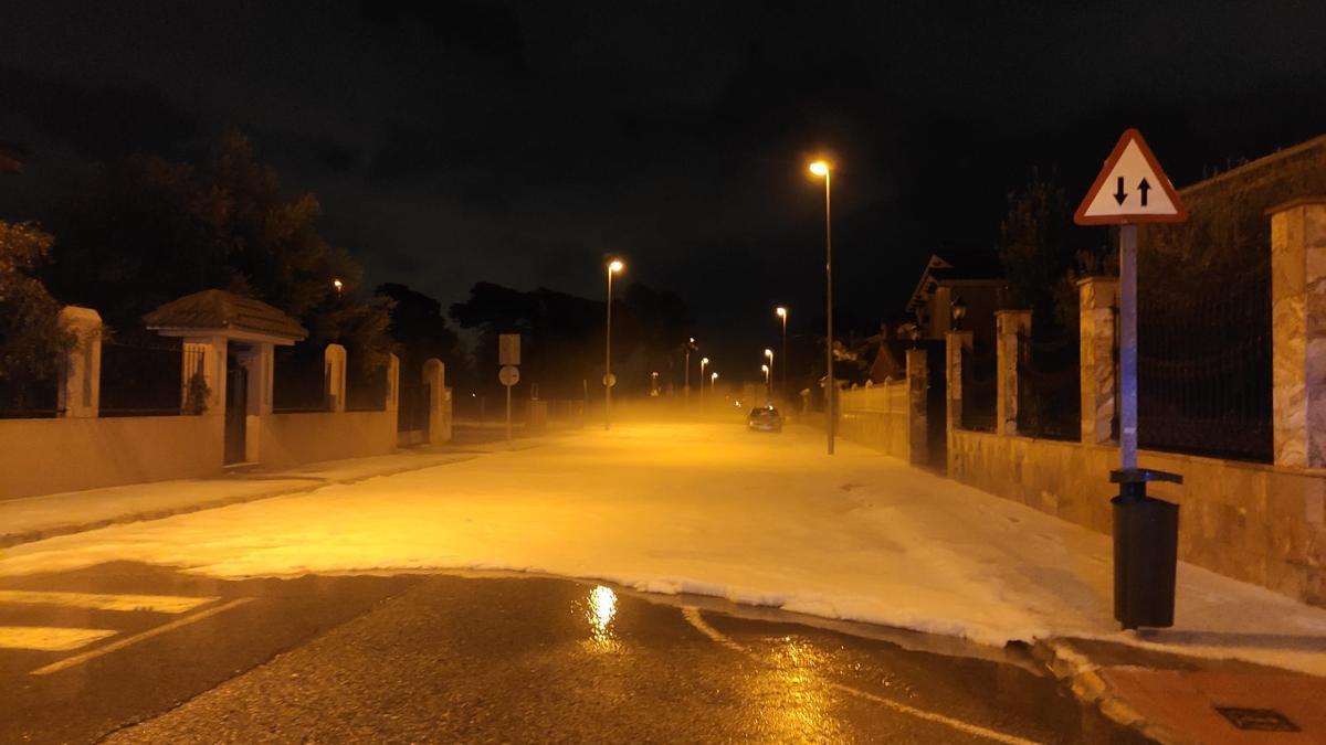 Manto de granizo en esta vía en Elche