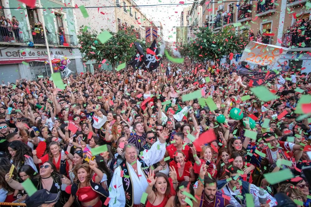 Millones de papelitos sobrevolaron a los miles de eldenses que se apiñaron cerca del castillo de Embajadas para escuchar y cantar el pasodoble Idella, que marca el comienzo de las fiestas