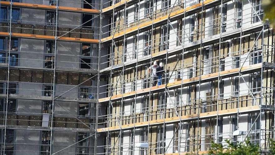 Obreros en uno de los edificios en construcción en el parque ofimático.