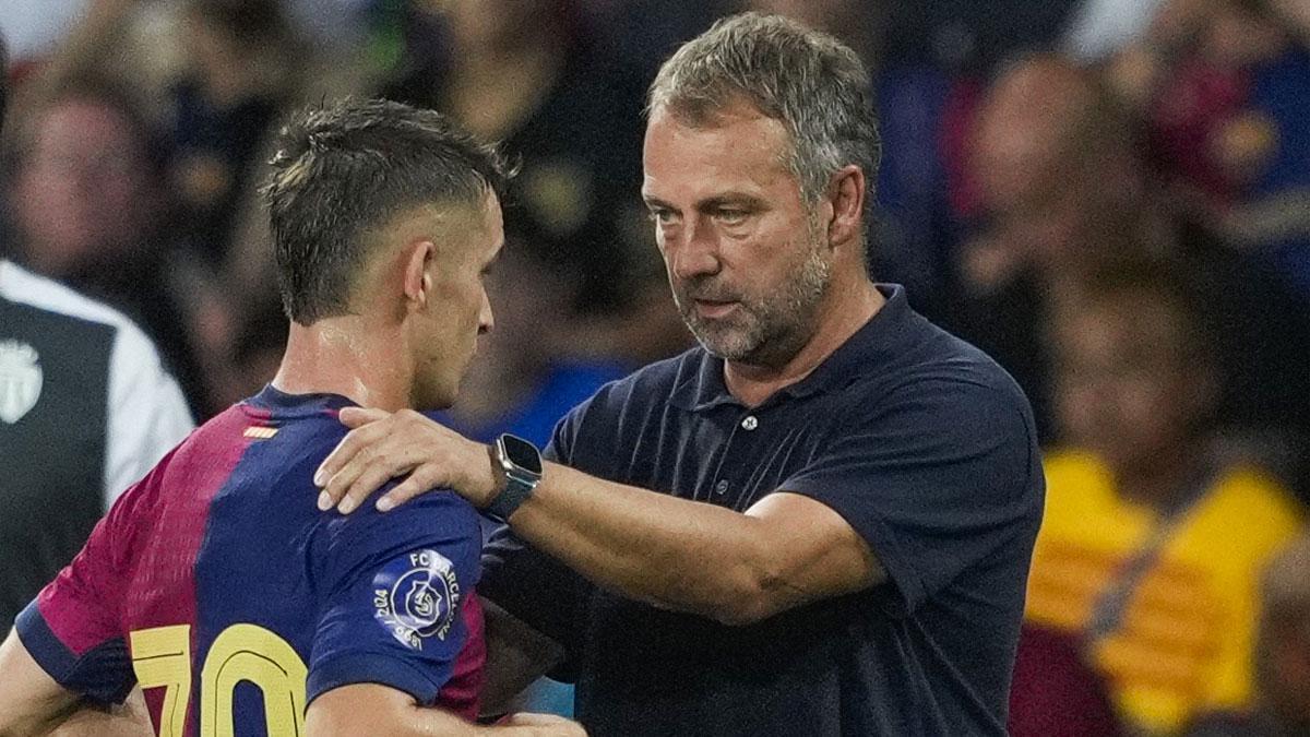 Marc Casadó, centrocampista del FC Barcelona, junto a Hansi Flick
