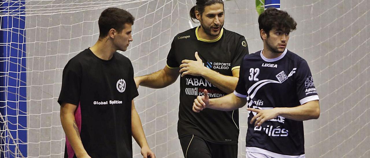 Maxi Cancio, entre sus compañeros Mateo Bárzana (izquierda) y Diego Santos, en un entrenamiento del Vetusta. | L. Muirias