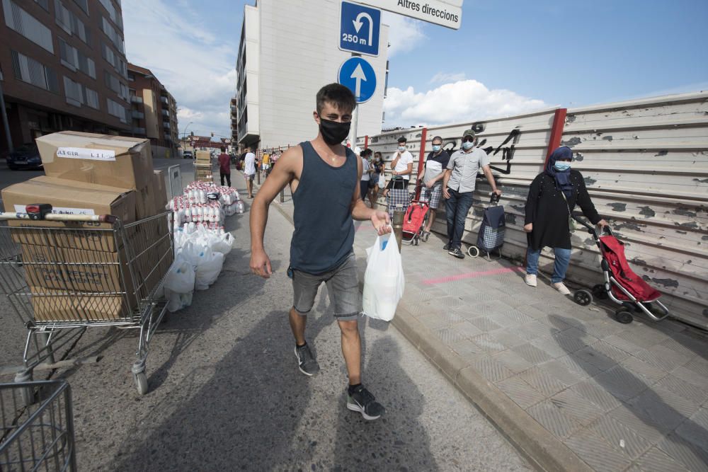 Usuaris i voluntaris de la plataforma d'aliments de Manresa