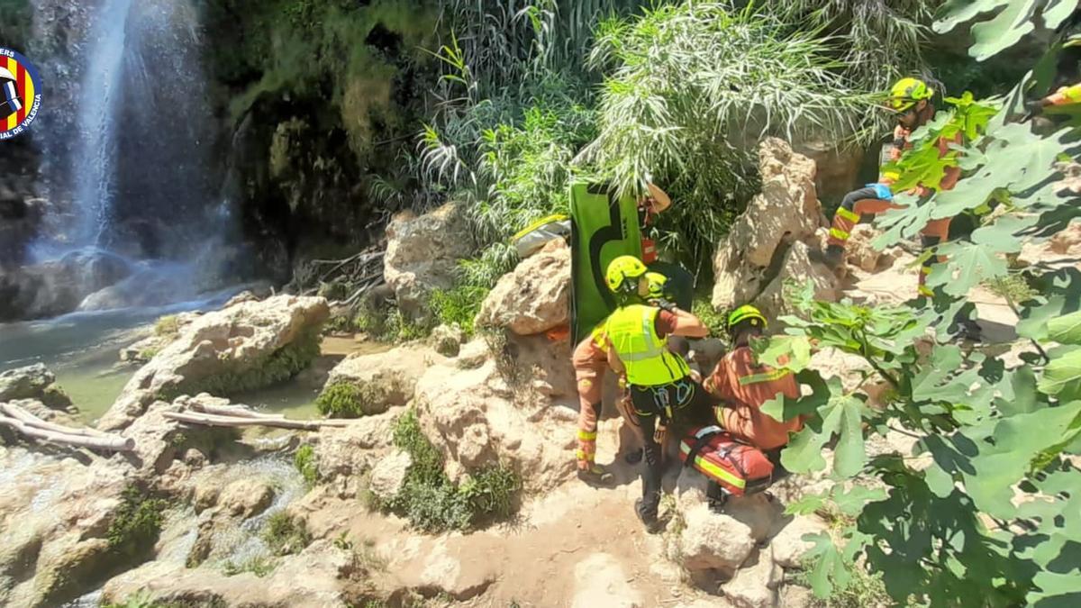 Bomberos rescatan a un hombre de 70 años en una de las cascadas de Anna.