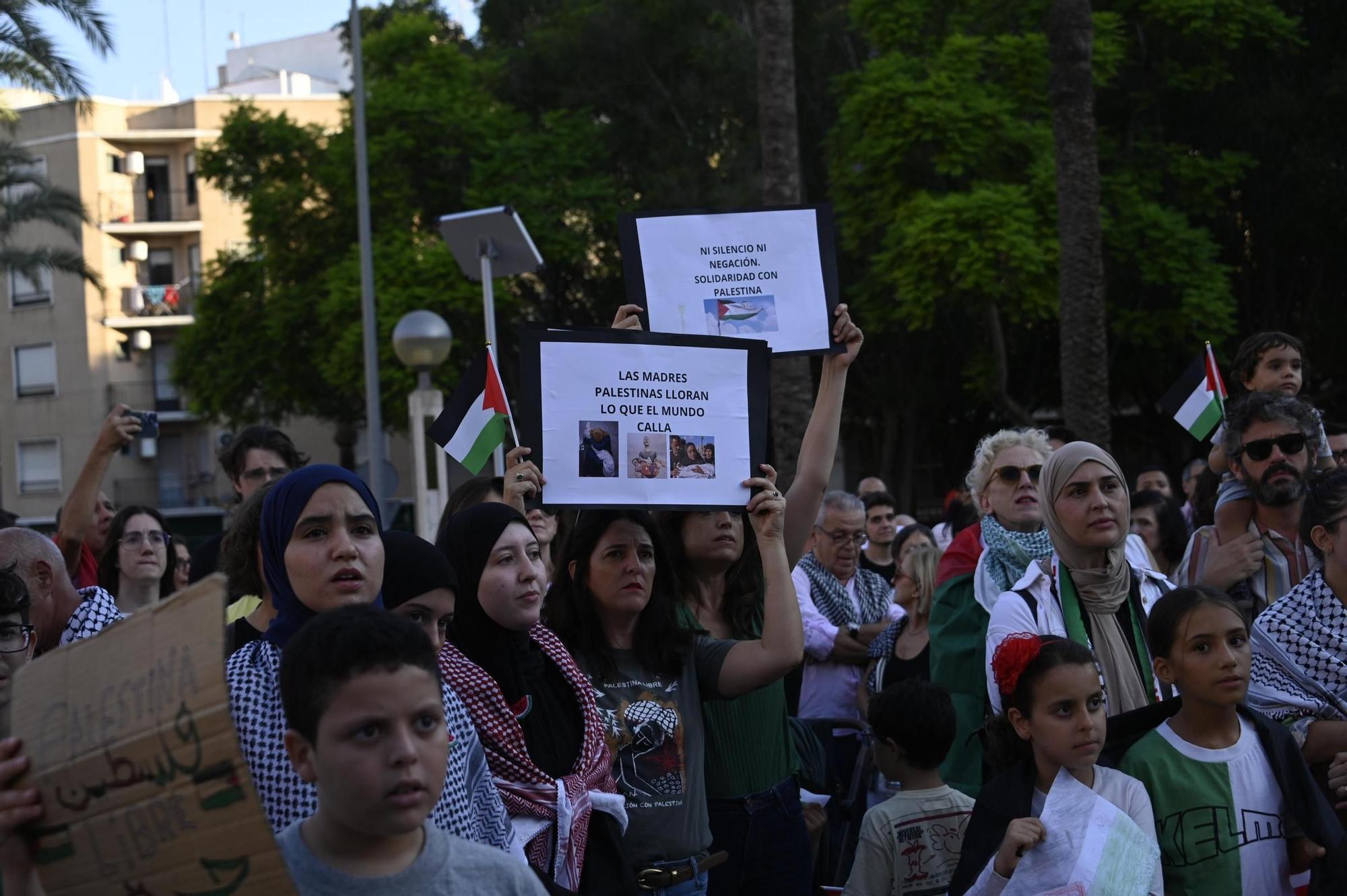 Así ha sido la multitudinaria manifestación para exigir la libertad de Palestina en Elche