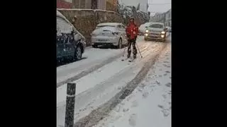 Borrasca Juliette en Mallorca: Un vecino de Felanitx aprovecha la nieve para esquiar por las calles de la localidad