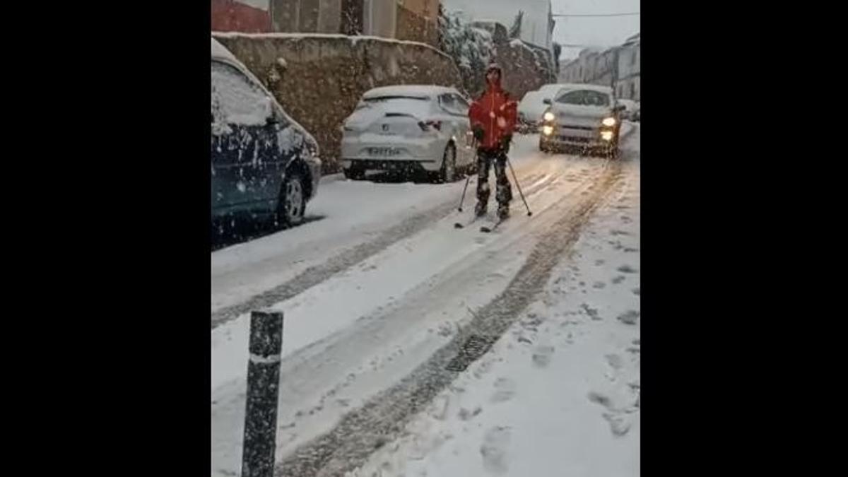 Un vecino de Felanitx aprovecha la nieve para esquiar por las calles de la localidad