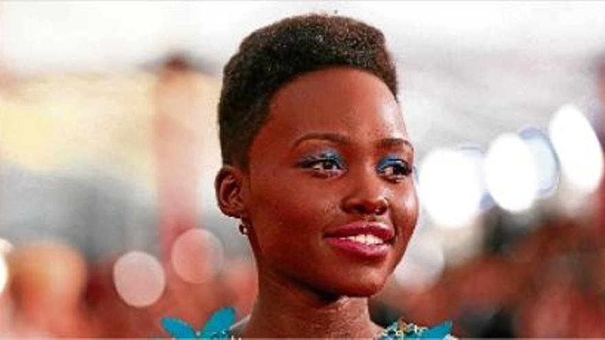 L&#039;actriu Lupita Nyong&#039;o, premiada per l&#039;Acadèmia, presumeix dels seus cabells naturals fortament arrissats