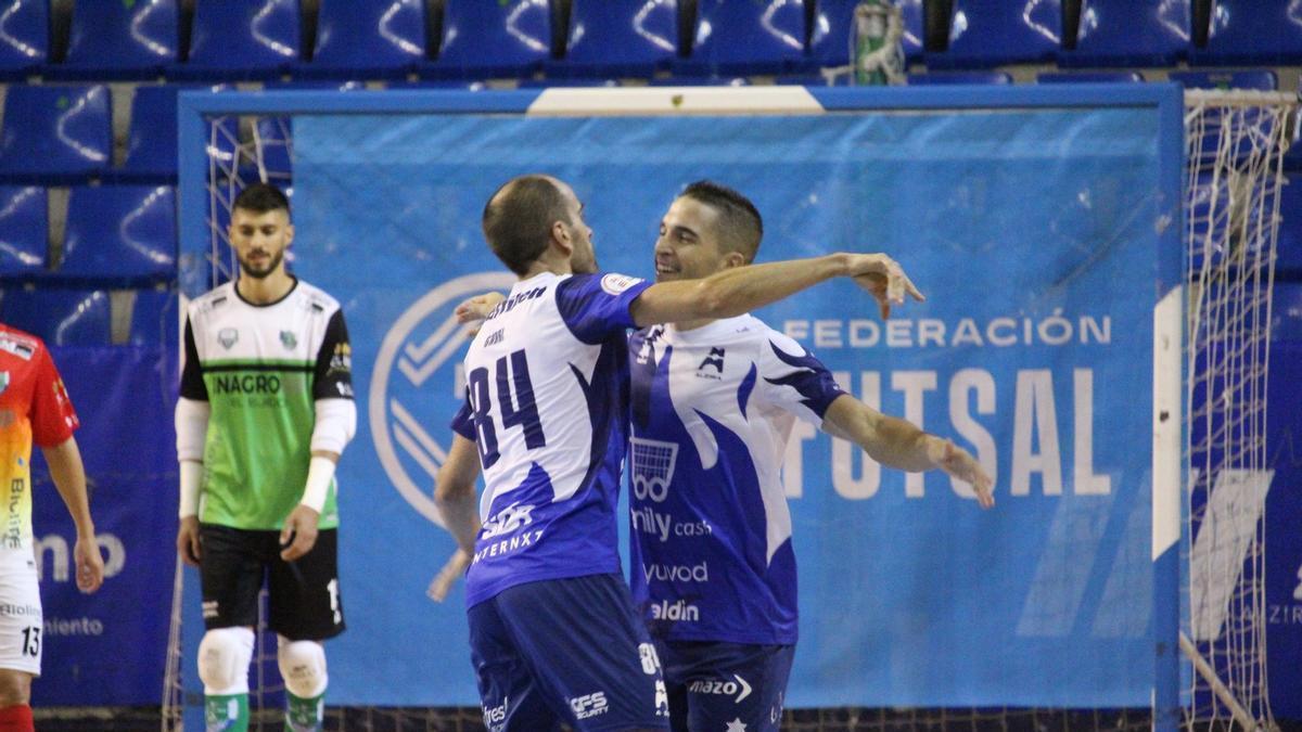 Gabri celebra uno de los goles en el partido contra el Ejido.