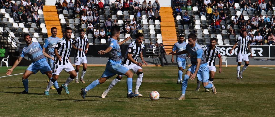 Jugadores de Badajoz y Linense durante el encuentro disputado este domingo en el Nuevo Vivero.