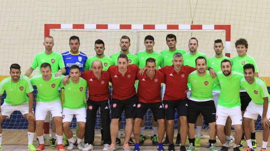 Los jugadores posan junto al cuerpo técnico.