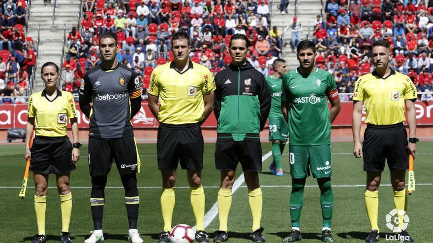 Carmona, junto al árbitro, antes de empezar el partido entre Mallorca y Sporting.