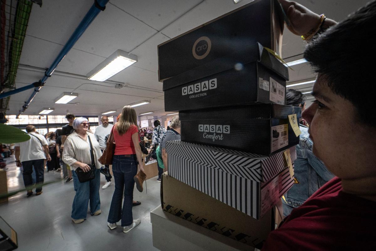 Ambiente en el outlet efímero de la cadena de zapaterías Casas, que ofrece descuentos en marcas como Converse, Aro o Camper, en Barcelona, el 22 de octubre de 2025.