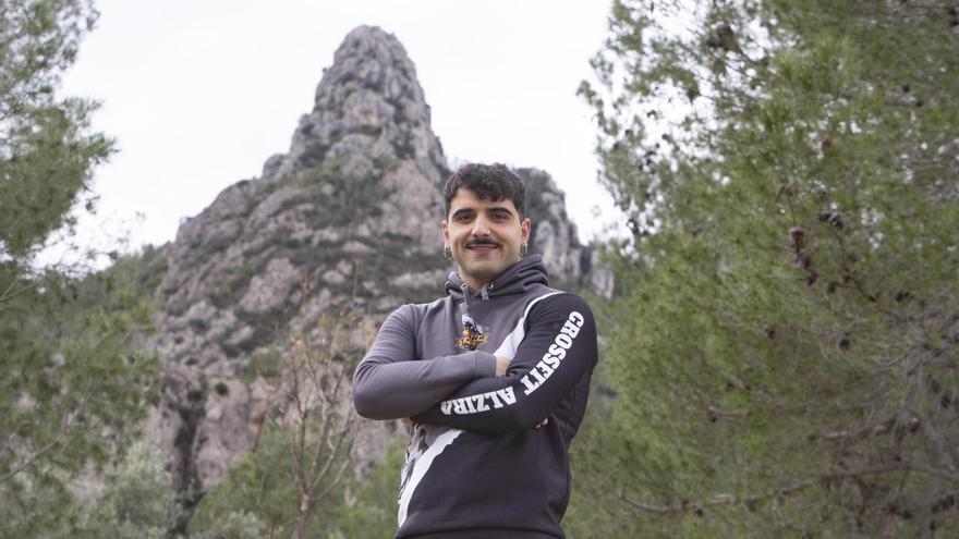 Un influencer de Vallada defiende la montaña frente al turismo irrespetuoso