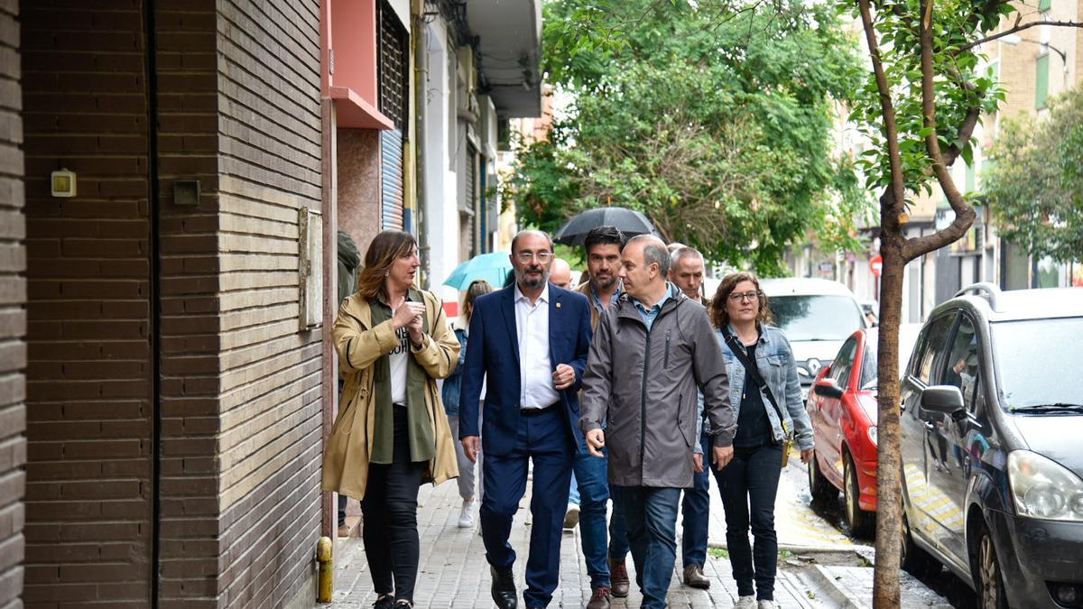 Javier Lambán y Lola Ranera, durante su visita de este sábado al barrio de Las Fuentes.