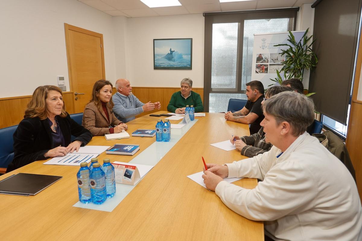 Marta Villaverde se reunió con las cofradías en Arcade para estudiar la situación de la anguila y ofrecerles apoyo.