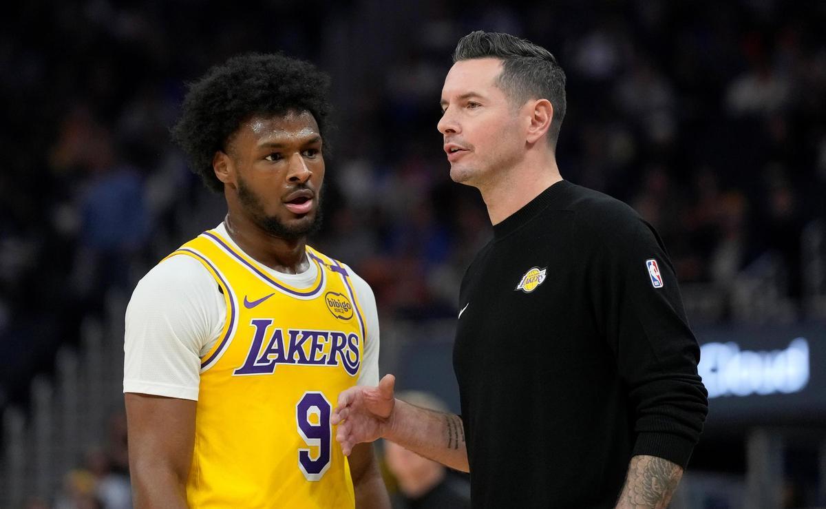 JJ Redick charla con Bronny Jr. durante el primer encuentro ante Minnesota