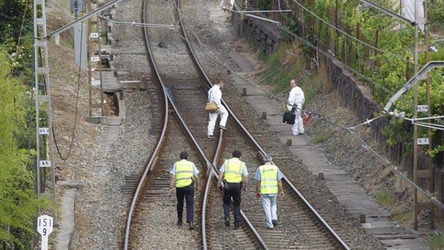 Técnicos inspeccionan las vías en O Porriño. // Ricardo Grobas