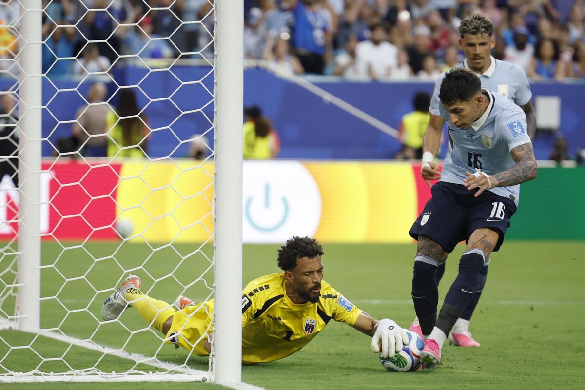Vozinha impide el remate de Mathías en el partido entre Uruguay y Cabo Verde en el Mundial