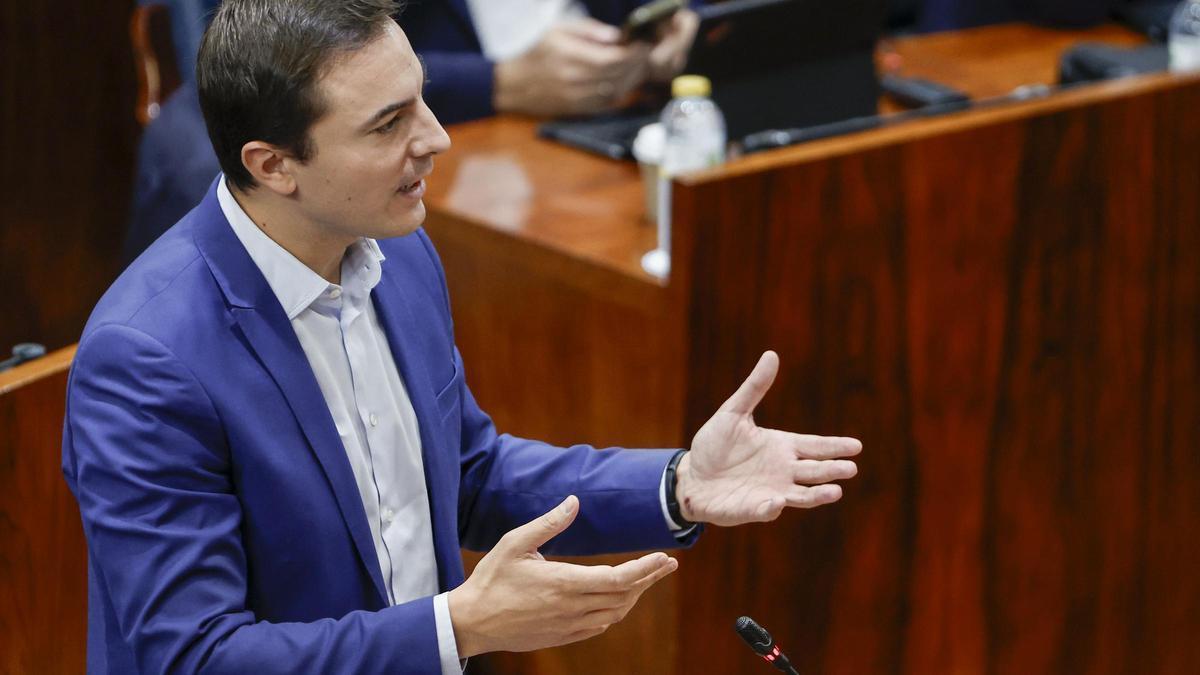 Juan Lobato durante su intervención en la Asamblea de Madrid.