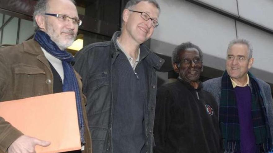 Asfaw Yemiru y varios representantes de la fundación Tierra de Hombres, ayer, en A Coruña. / eduardo vicente