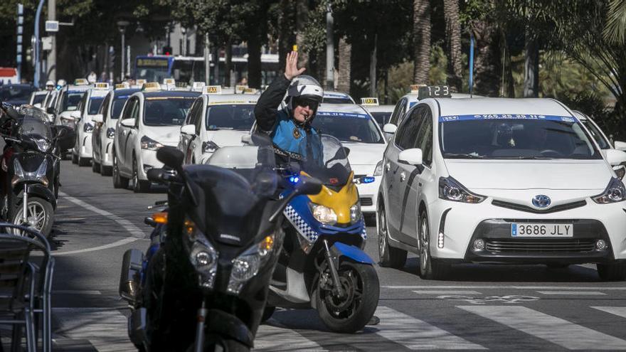 Alicante: Los taxistas desconvocan las manifestaciones contra la liberalización de los servicios en la estación del AVE