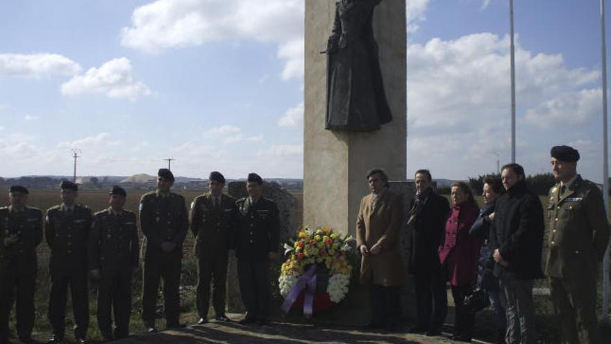 Ofrenda floral, en conmemoración de la Batalla de Toro, del Ayuntamiento y la Agrupación Militar del Hospital de Campaña.