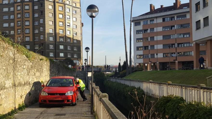 El coche atrapado en la senda peatonal