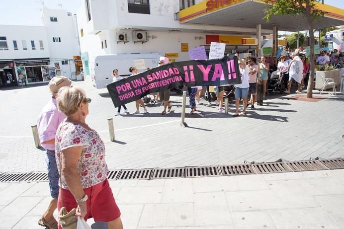 FUERTEVENTURA - MANIFESTACION POR UNA SANIDAD MEJOR EN CORRALEJO - 19-06-17