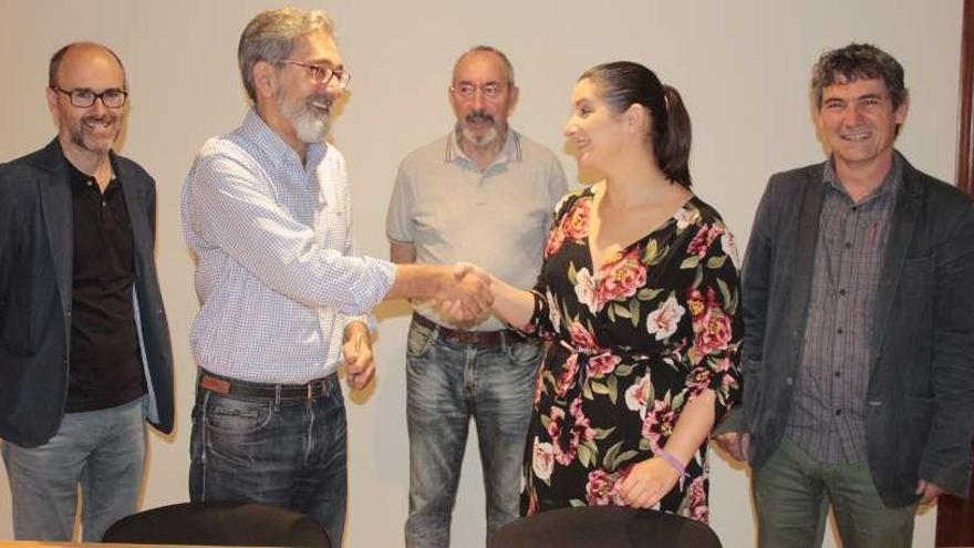 Leticia Santos y Francisco Osorio se estrechan la mano tras firmar el pacto. // Santos Á
