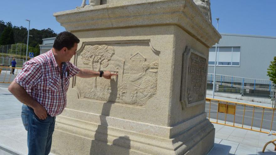 Manolo Fandiño, ante o monumento.   | // FDV