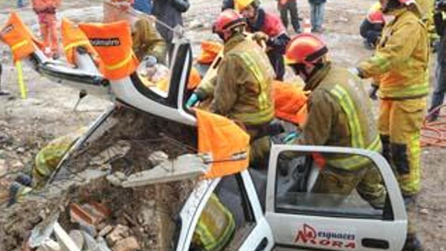 Los bomberos excarcelan un vehículo con dos supuestos heridos en el simulacro de sismo que ha tenido lugar en Torrevieja