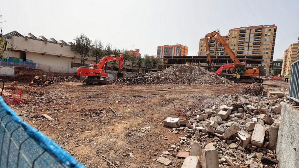 Demolición del edificio inacabado de la calle Eduardo Zamacois.