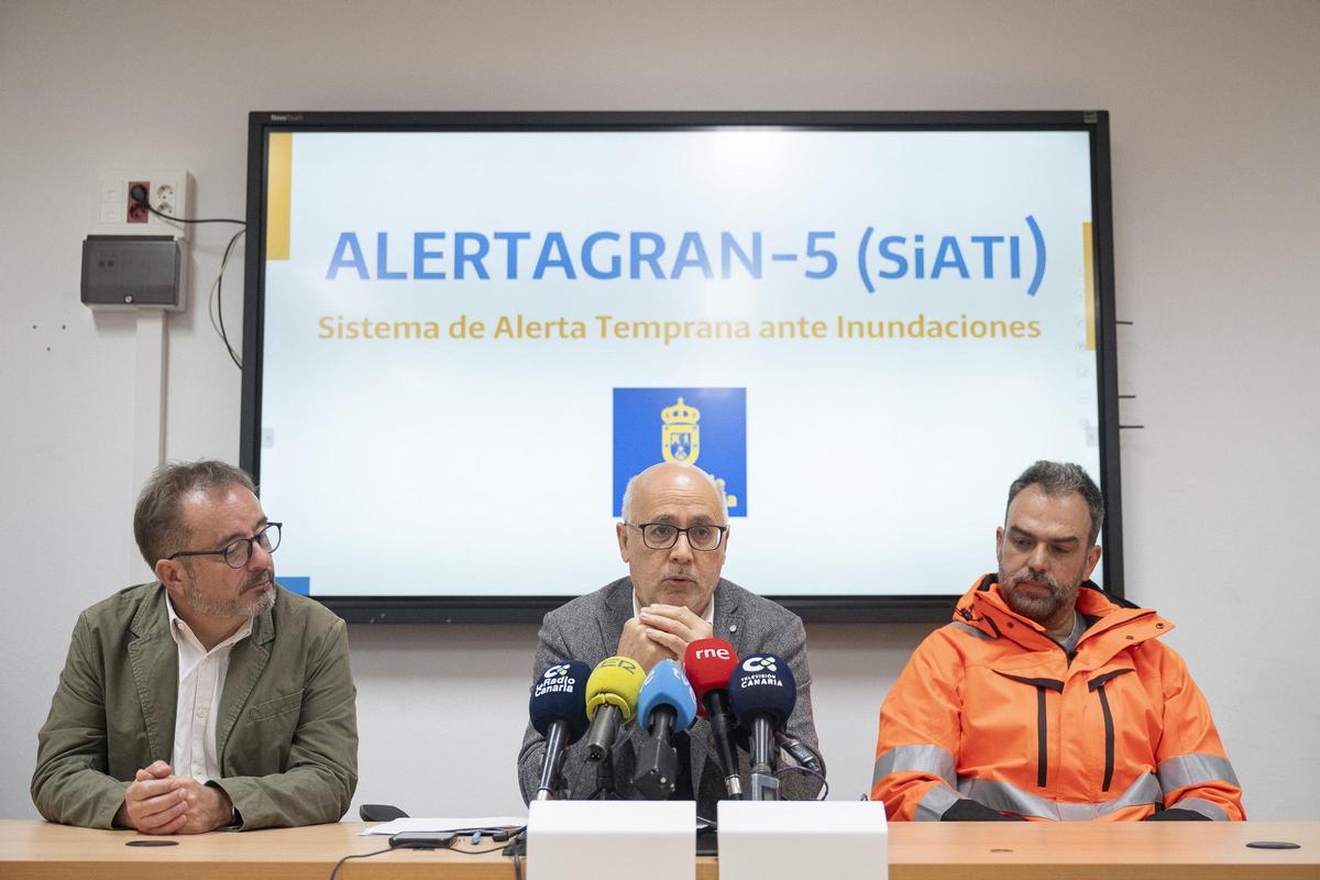 De izquierda a derecha: Raúl García Brink, consejero de Medio Ambiente, Clima, Energía y Conocimiento del Cabildo de Gran Canaria; Antonio Morales, presidente del Cabildo de Gran Canaria, y Federico Grillo, director insular de Emergencias, durate la presentación en el Cecopin del Sistema de Alerta Temprana ante Inundaciones.