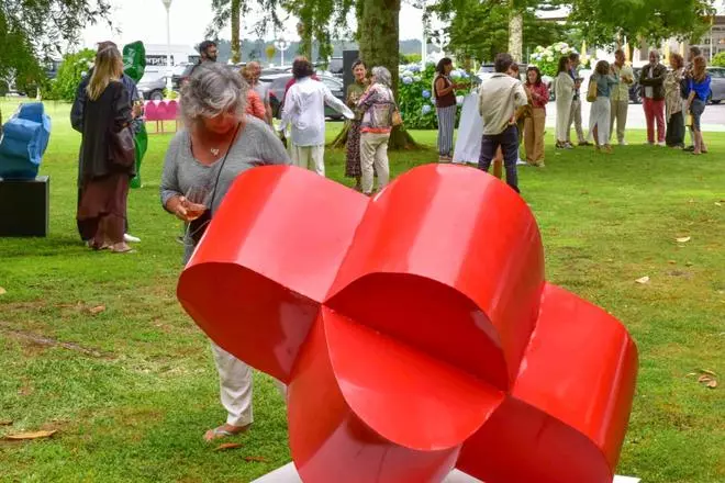 Los míticos jardines del Gran Hotel La Toja vuelven a funcionar como galería de arte