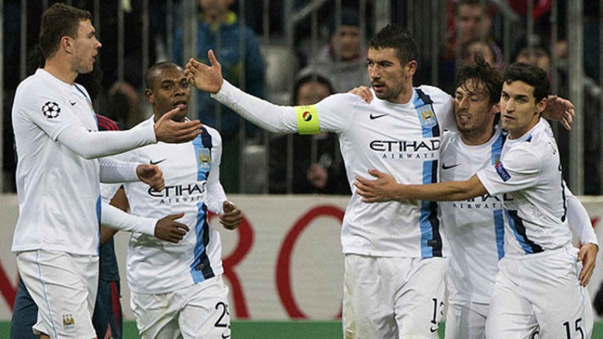 Los jugadores del Manchester City felicitan a Kolarov por su gol ante el Bayern de Múnich, el pasado 10 de diciembre